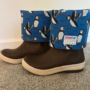Salmon Sisters X Xtra Tuf  Puffin Print Boots - Brown and Blue
